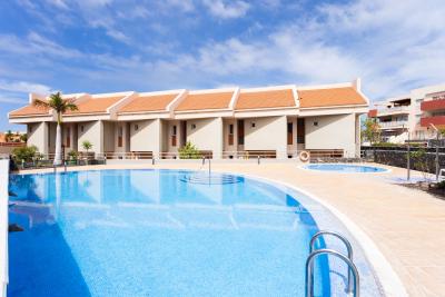 img/masonry/host pro rentals holidayhome tenerife shared pool area.jpg