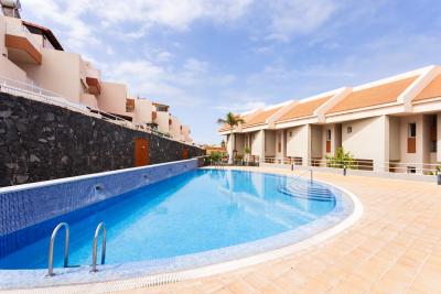 img/masonry/host pro rentals holidayhome tenerife shared pool area 2.jpg