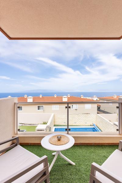 img/masonry/host pro rentals holidayhome tenerife balcony with sea view 2.jpg