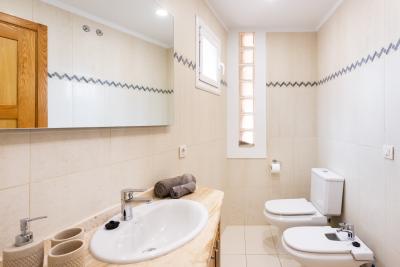 img/masonry/host pro rentals holidayhome tenerife bathroom 3.jpg