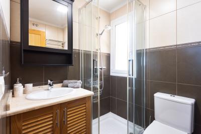 img/masonry/host pro rentals holidayhome tenerife bathroom 4.jpg
