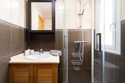 img/masonry/host pro rentals holidayhome tenerife bathroom 5.jpg