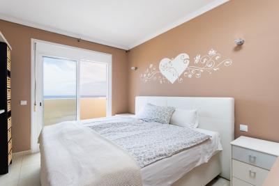 img/masonry/host pro rentals holidayhome tenerife bedroom.jpg