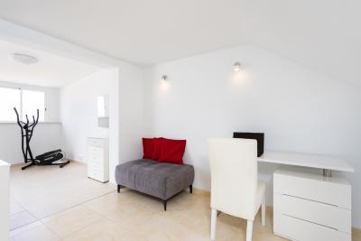 img/masonry/host pro rentals holidayhome tenerife working desk.jpg